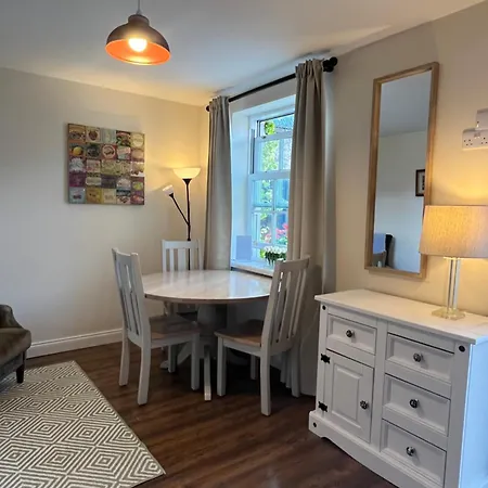 דירה Coach Apartment, Near